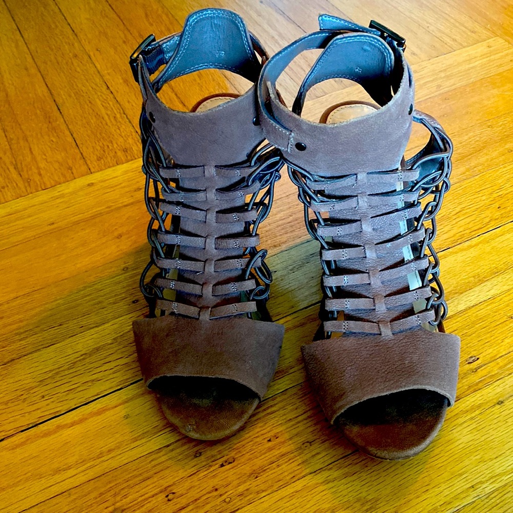VINCE CAMUTO | EVEL LEATHER SANDAL D171